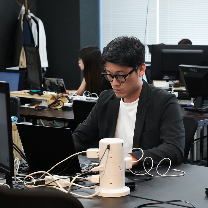 集中してデザイン作業を行う社員